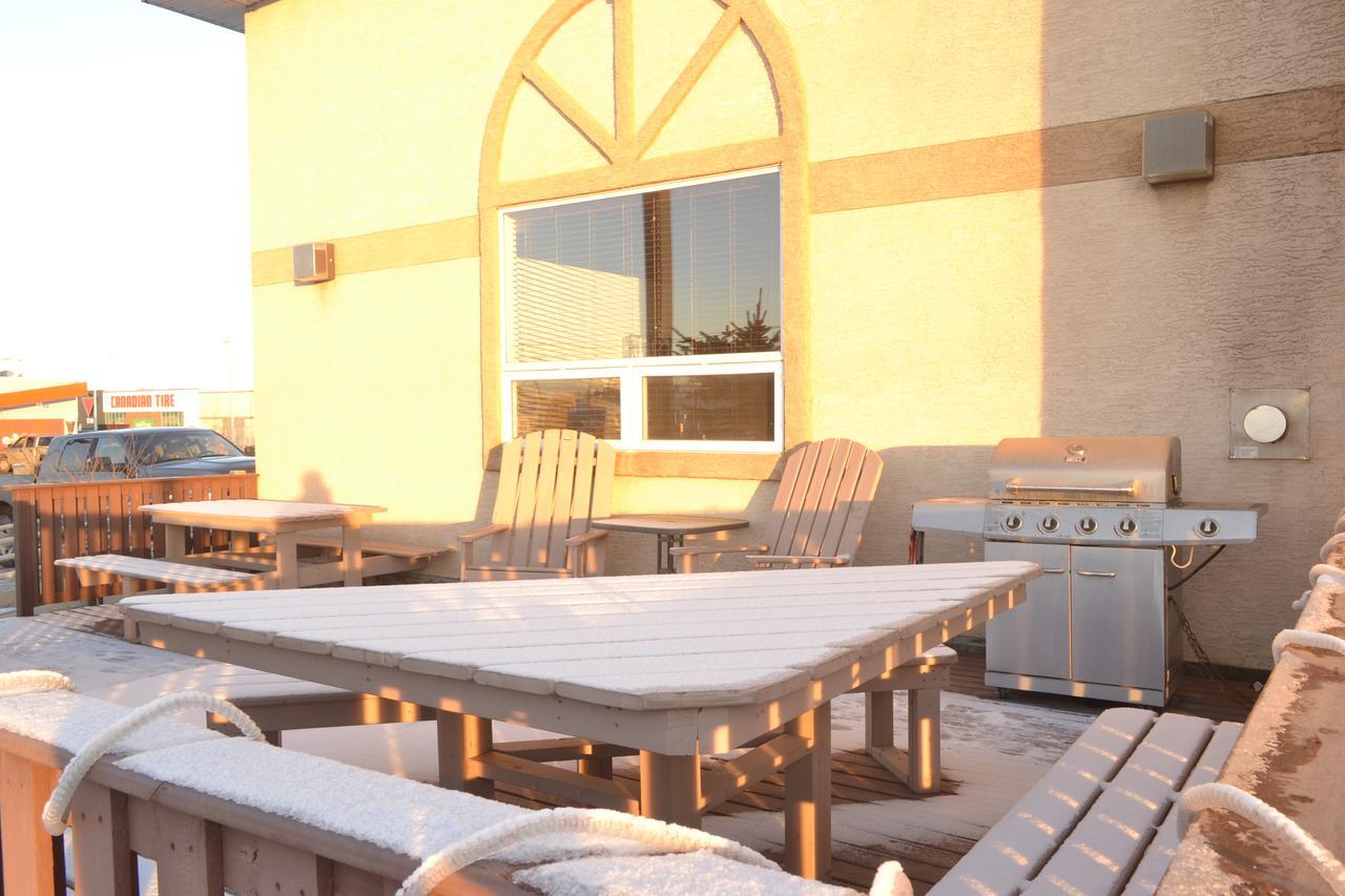 Aurora Park Inn & Suites Dawson Creek Exteriör bild